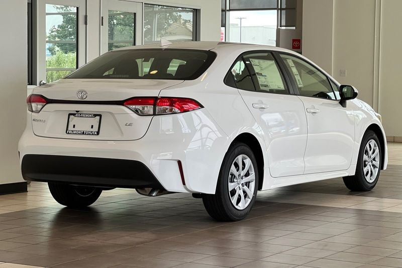 Toyota Corolla Vehicle Full-screen Gallery Image 04