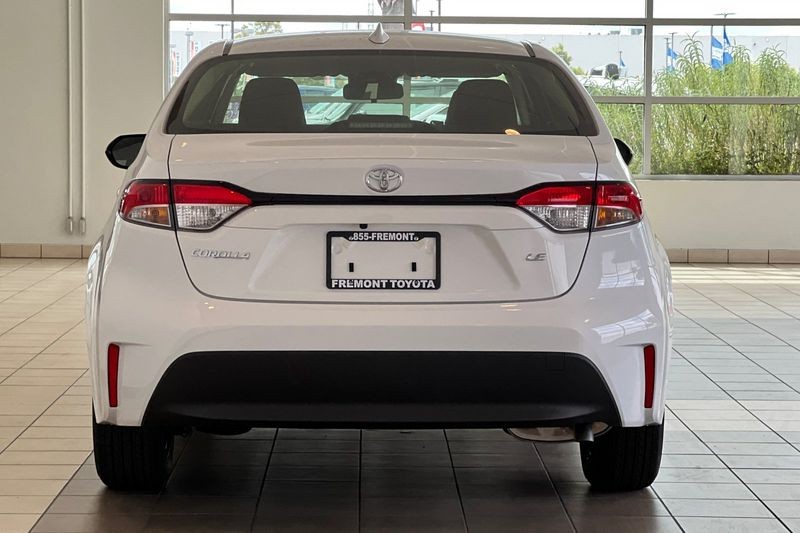 Toyota Corolla Vehicle Full-screen Gallery Image 05