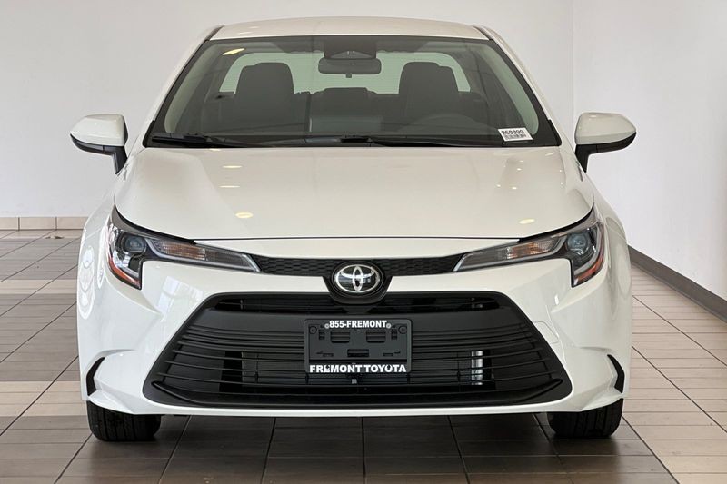Toyota Corolla Vehicle Full-screen Gallery Image 06