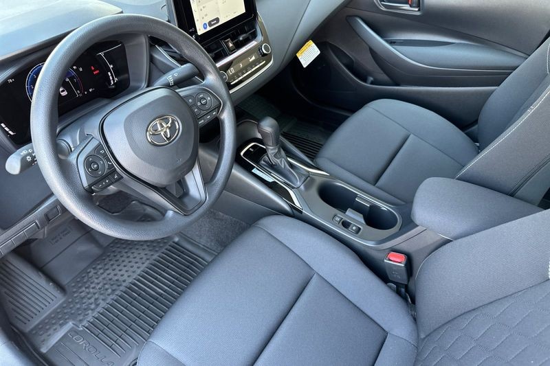 Toyota Corolla Vehicle Full-screen Gallery Image 07