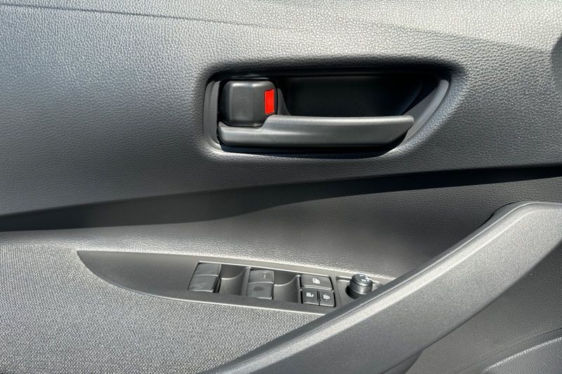 Toyota Corolla Vehicle Full-screen Gallery Image 08