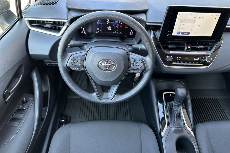 Toyota Corolla Vehicle Full-screen Gallery Image 11