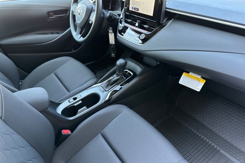 Toyota Corolla Vehicle Full-screen Gallery Image 12