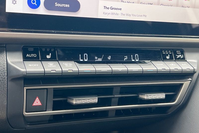 Toyota Camry Vehicle Full-screen Gallery Image 14