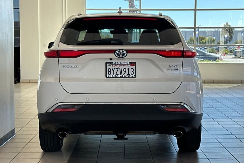 Toyota Venza Vehicle Full-screen Gallery Image 05