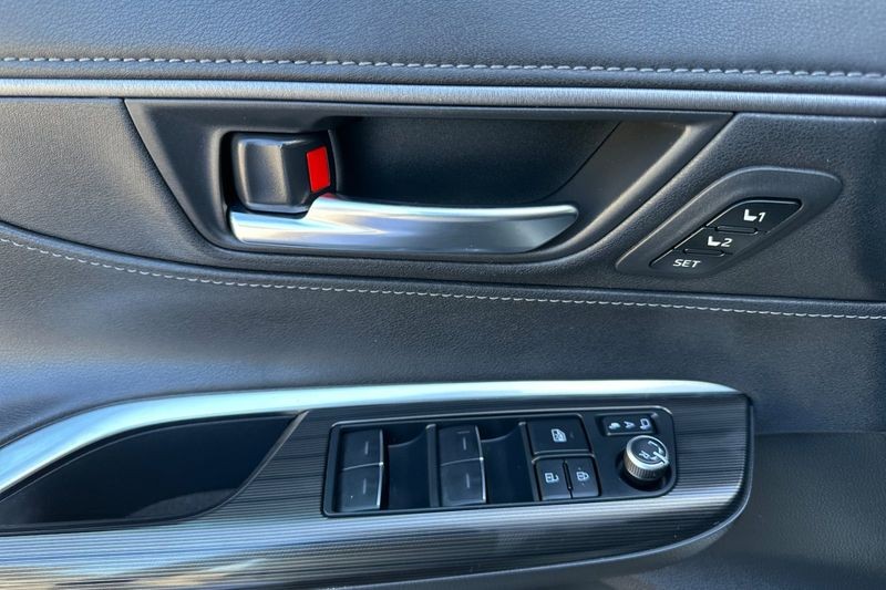 Toyota Venza Vehicle Full-screen Gallery Image 11