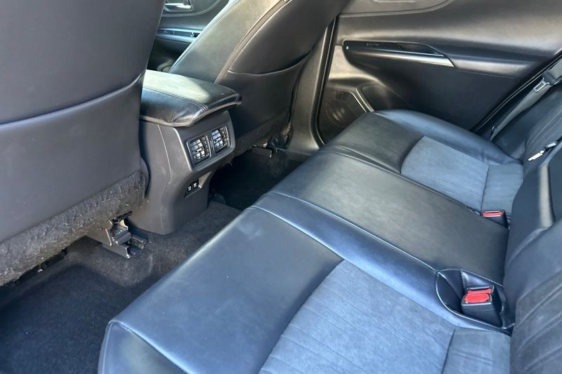 Toyota Venza Vehicle Full-screen Gallery Image 12