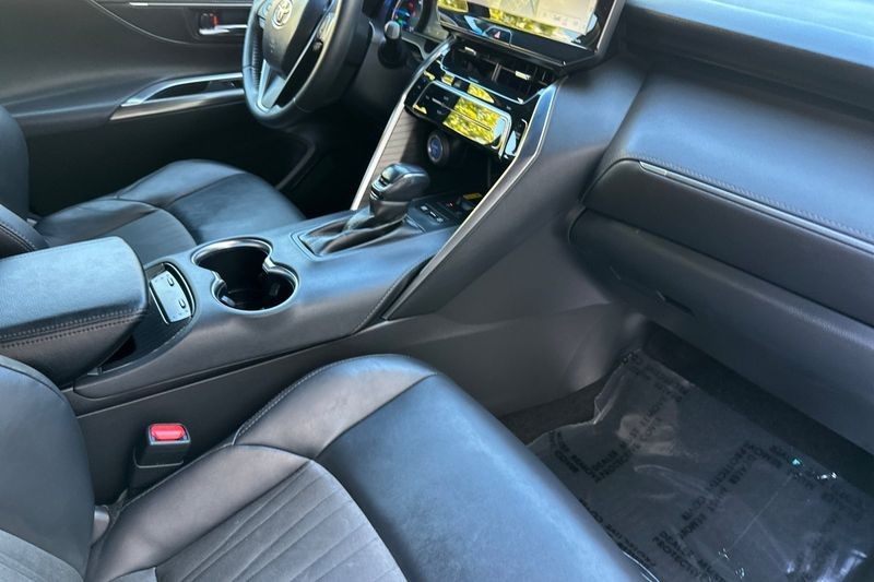 Toyota Venza Vehicle Full-screen Gallery Image 16