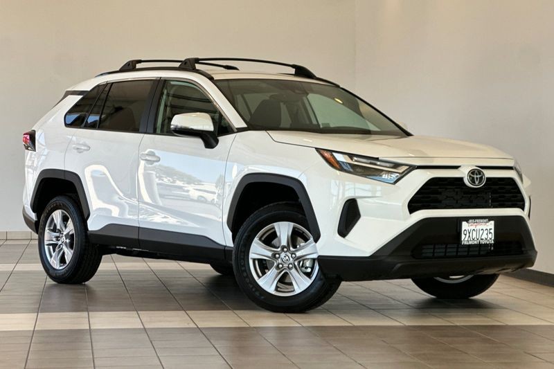 Toyota RAV4 Vehicle Full-screen Gallery Image 02