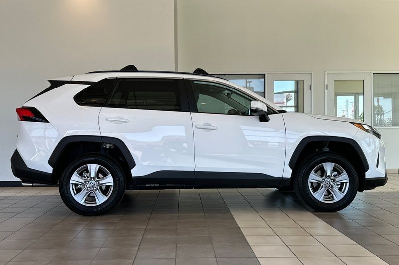 Toyota RAV4 Vehicle Full-screen Gallery Image 03