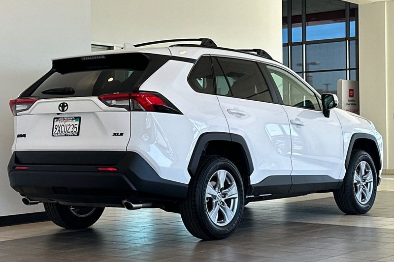 Toyota RAV4 Vehicle Full-screen Gallery Image 04