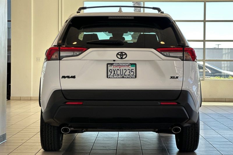 Toyota RAV4 Vehicle Full-screen Gallery Image 05