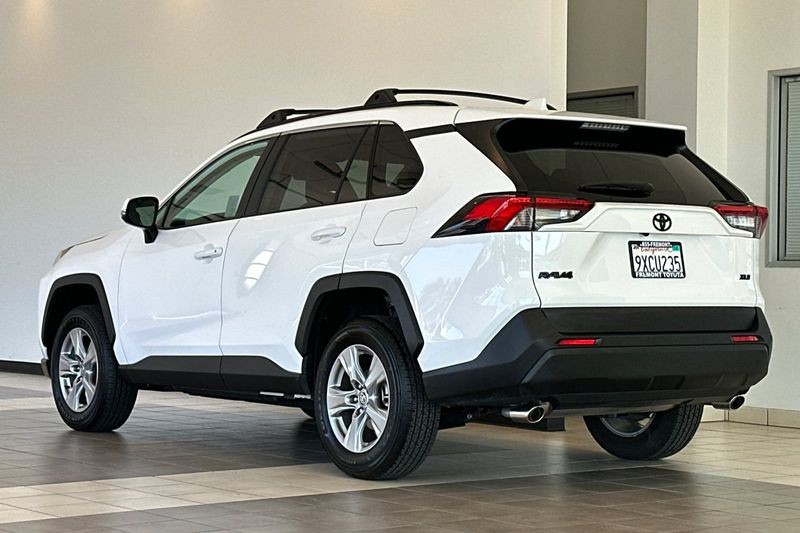 Toyota RAV4 Vehicle Full-screen Gallery Image 06