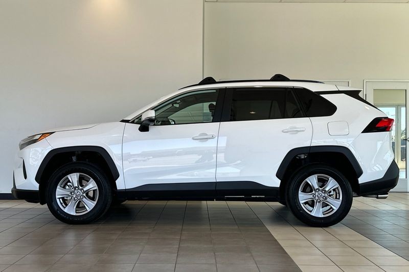 Toyota RAV4 Vehicle Full-screen Gallery Image 07