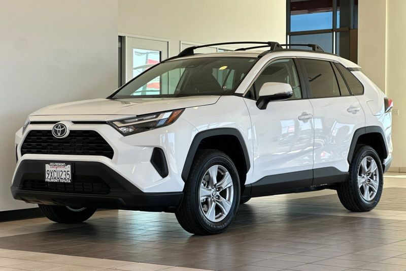 Toyota RAV4 Vehicle Full-screen Gallery Image 08