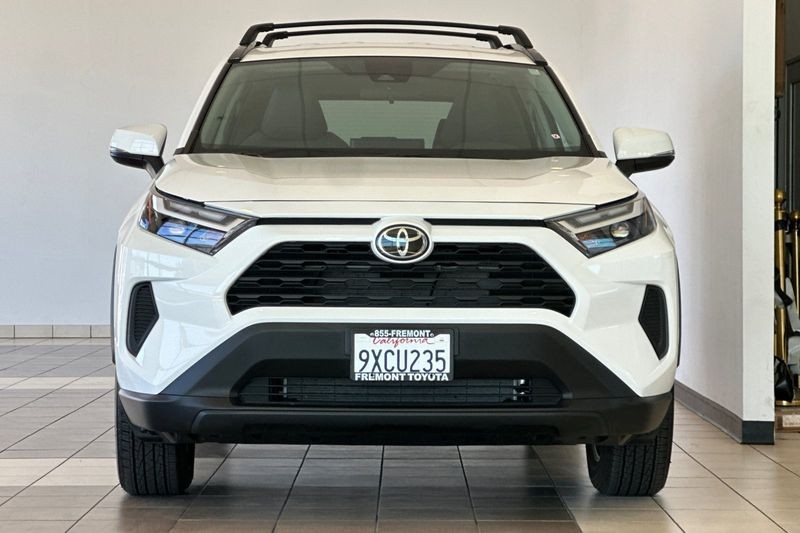 Toyota RAV4 Vehicle Full-screen Gallery Image 09