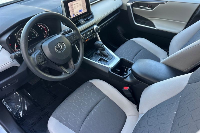 Toyota RAV4 Vehicle Full-screen Gallery Image 10