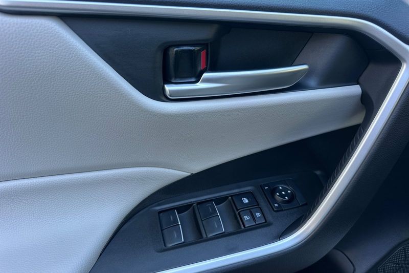 Toyota RAV4 Vehicle Full-screen Gallery Image 11