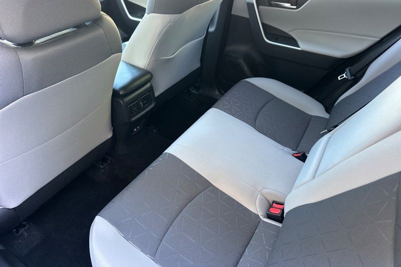 Toyota RAV4 Vehicle Full-screen Gallery Image 12