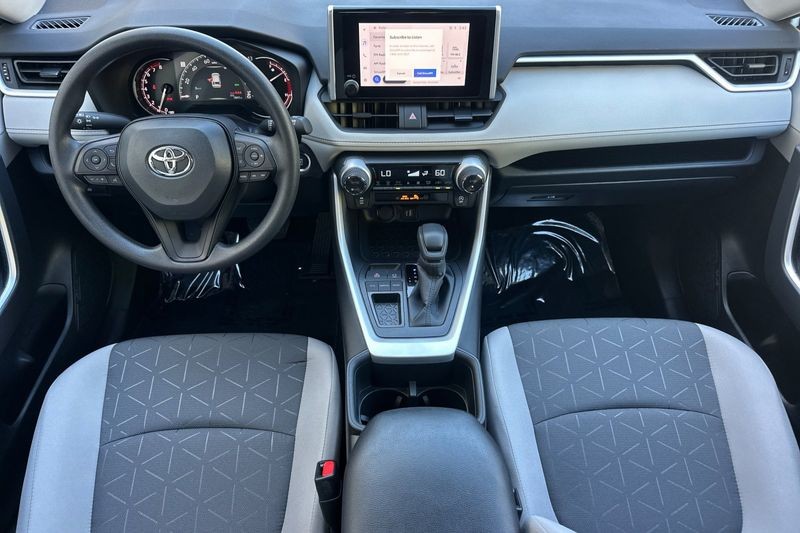 Toyota RAV4 Vehicle Full-screen Gallery Image 13