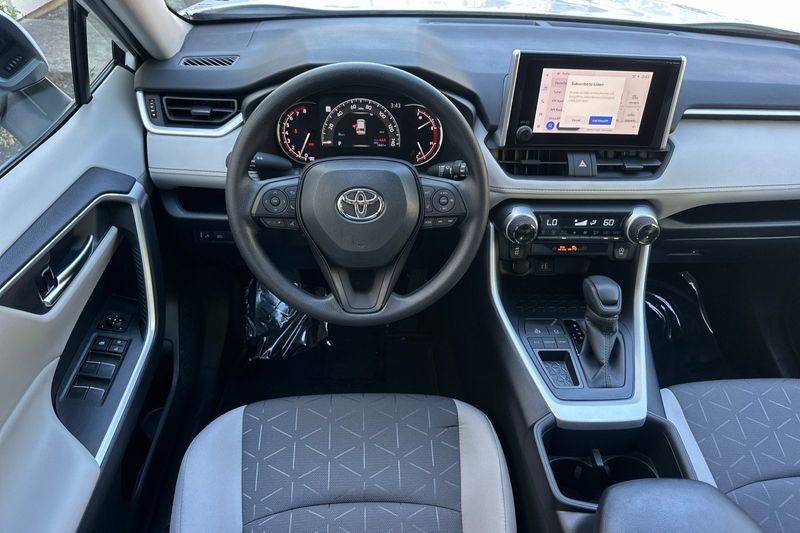 Toyota RAV4 Vehicle Full-screen Gallery Image 14