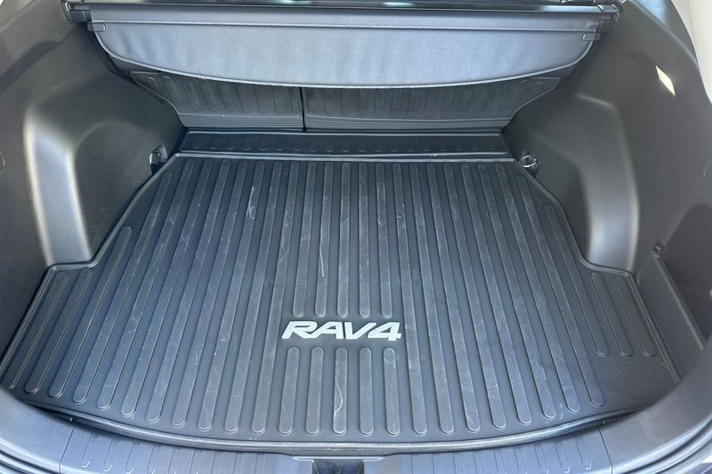 Toyota RAV4 Vehicle Full-screen Gallery Image 15