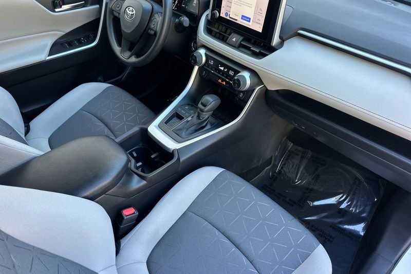 Toyota RAV4 Vehicle Full-screen Gallery Image 16