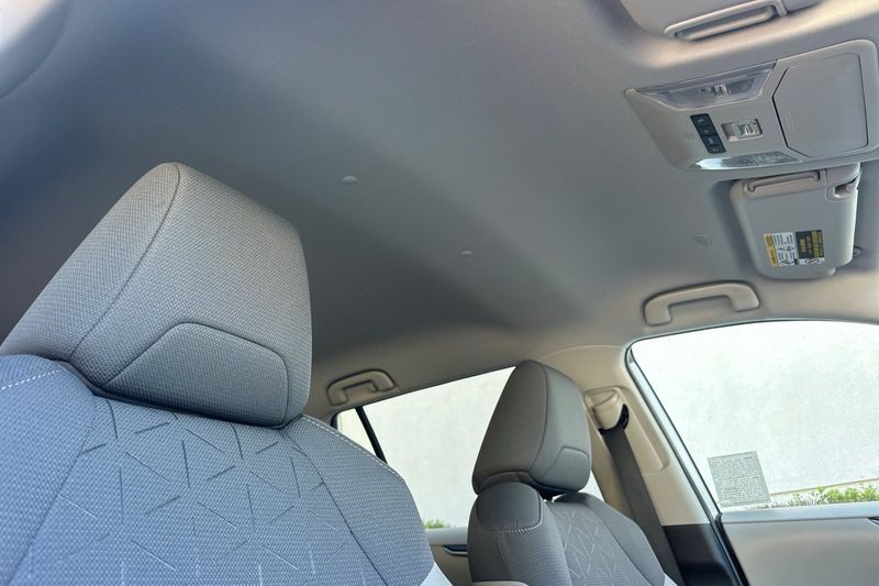Toyota RAV4 Vehicle Full-screen Gallery Image 17