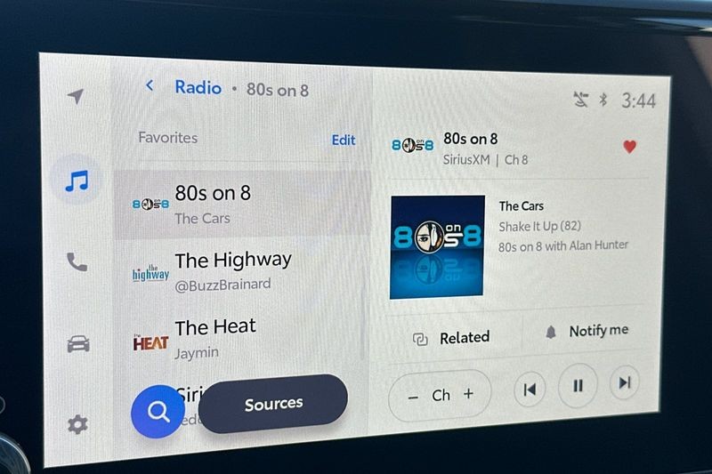 Toyota RAV4 Vehicle Full-screen Gallery Image 18