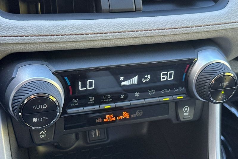Toyota RAV4 Vehicle Full-screen Gallery Image 20