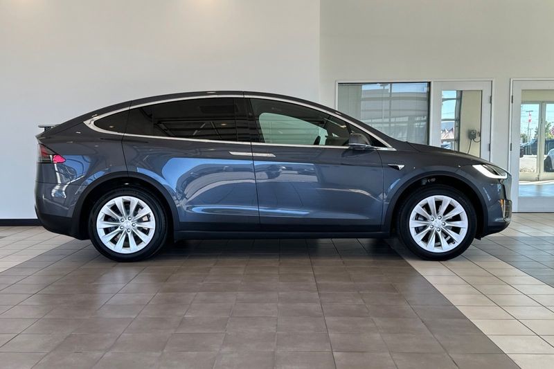 Tesla Model X Vehicle Full-screen Gallery Image 03