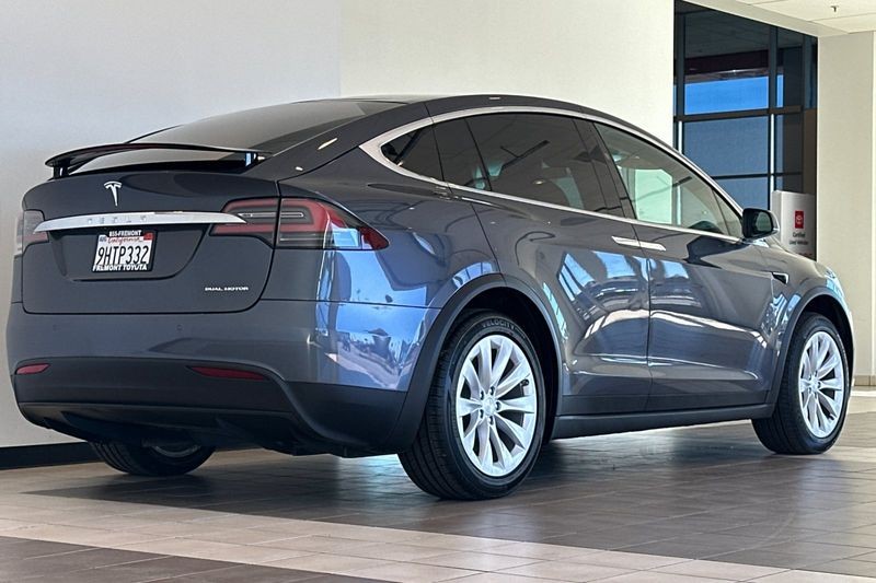 Tesla Model X Vehicle Full-screen Gallery Image 04