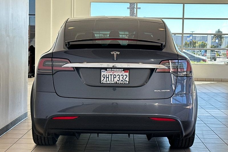 Tesla Model X Vehicle Full-screen Gallery Image 05