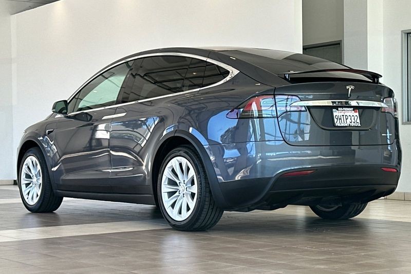 Tesla Model X Vehicle Full-screen Gallery Image 06