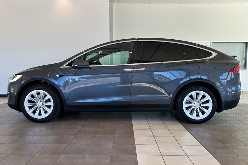 Tesla Model X Vehicle Full-screen Gallery Image 07