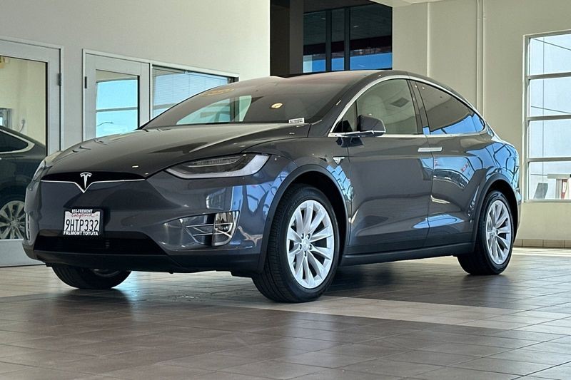 Tesla Model X Vehicle Full-screen Gallery Image 08