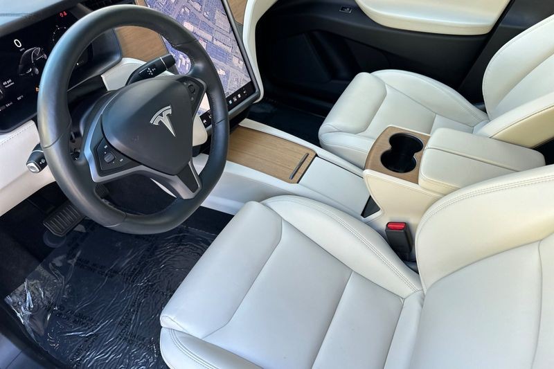 Tesla Model X Vehicle Full-screen Gallery Image 10