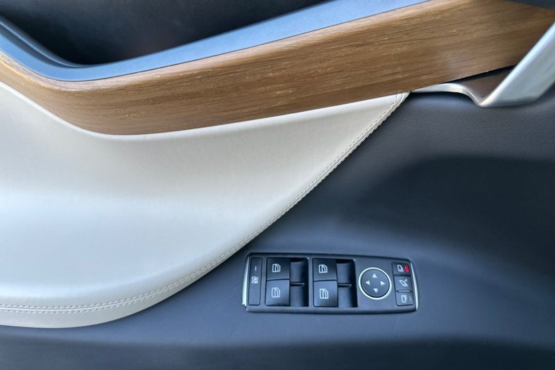 Tesla Model X Vehicle Full-screen Gallery Image 11