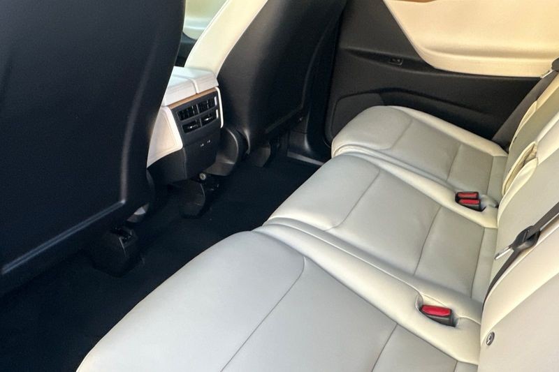 Tesla Model X Vehicle Full-screen Gallery Image 12
