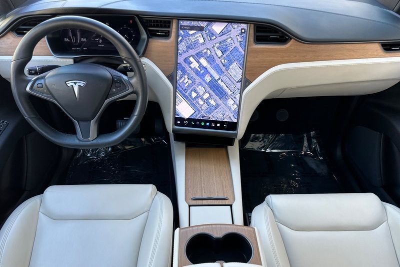 Tesla Model X Vehicle Full-screen Gallery Image 13
