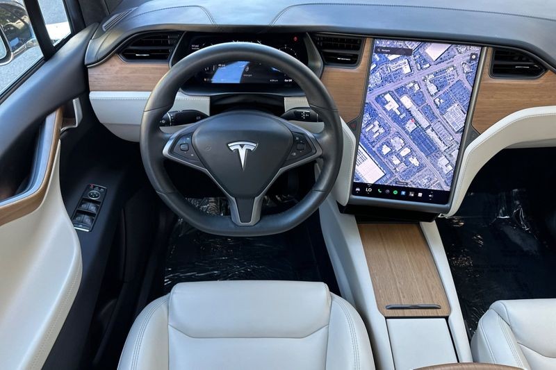 Tesla Model X Vehicle Full-screen Gallery Image 14