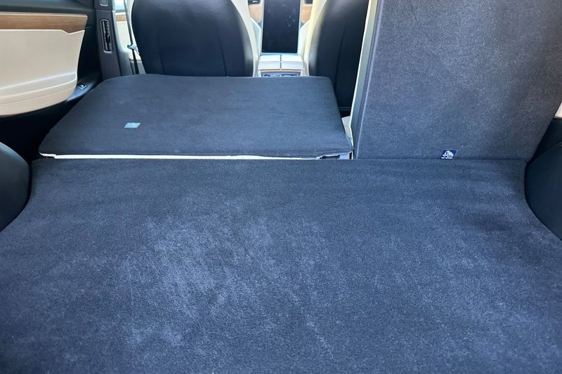 Tesla Model X Vehicle Full-screen Gallery Image 15