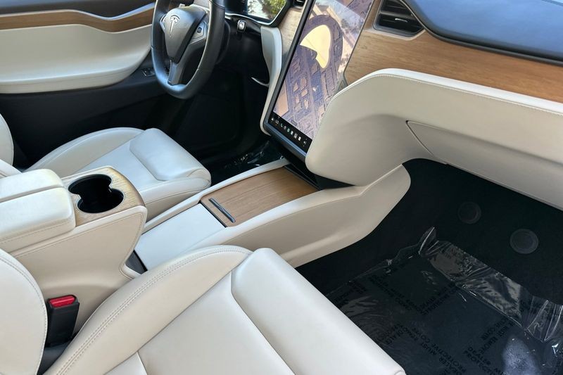 Tesla Model X Vehicle Full-screen Gallery Image 16
