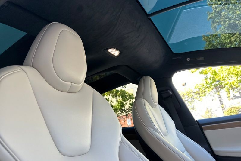 Tesla Model X Vehicle Full-screen Gallery Image 17