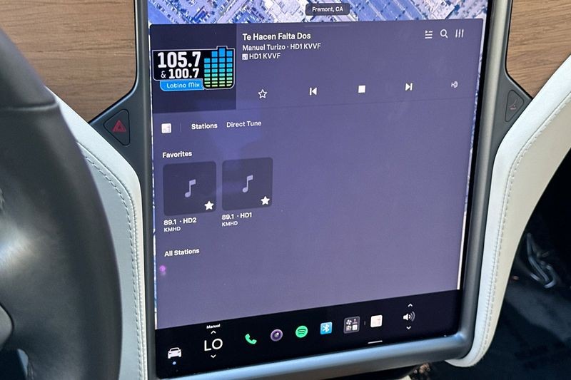 Tesla Model X Vehicle Full-screen Gallery Image 18
