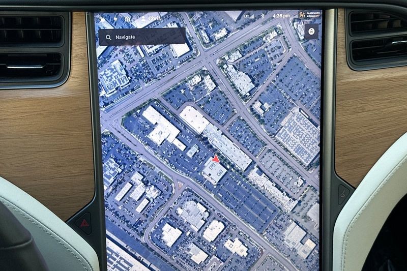 Tesla Model X Vehicle Full-screen Gallery Image 19