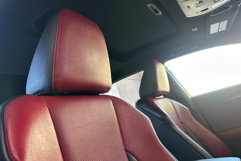 Lexus NX Vehicle Full-screen Gallery Image 17