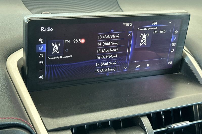 Lexus NX Vehicle Full-screen Gallery Image 18
