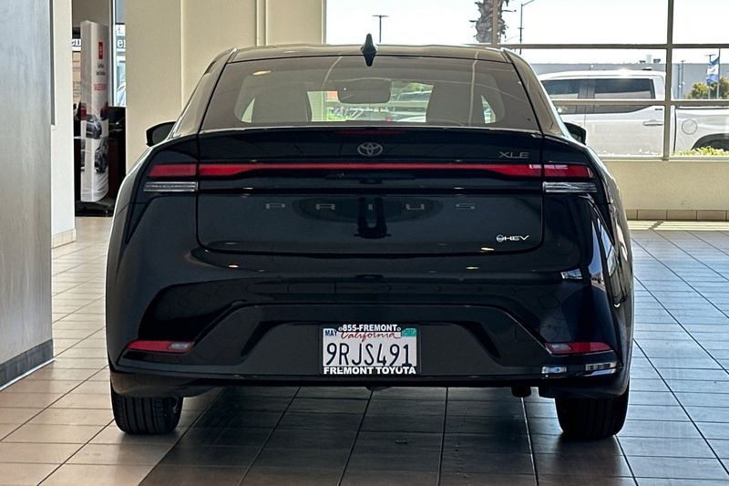 Toyota Prius Vehicle Full-screen Gallery Image 05