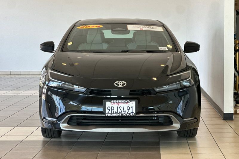 Toyota Prius Vehicle Full-screen Gallery Image 09